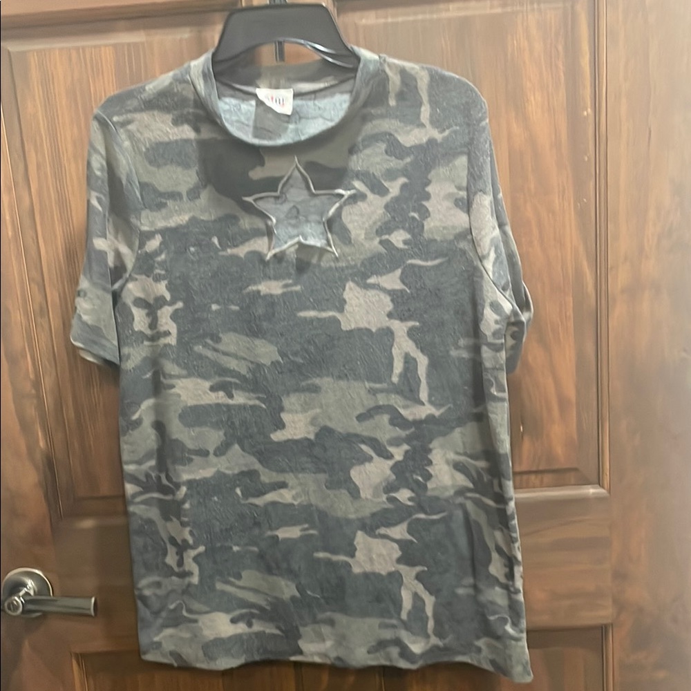 BiBi Gray Camouflage Star Cutout Short Sleeve Tee